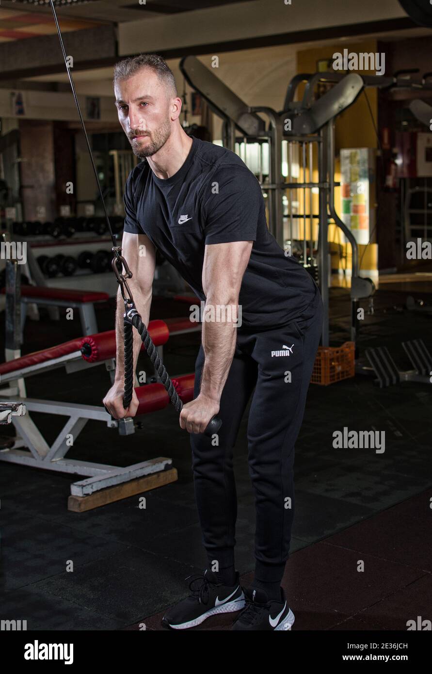 Athlète masculin à la salle de gym, s'entraîner sur le mode de vie Banque D'Images