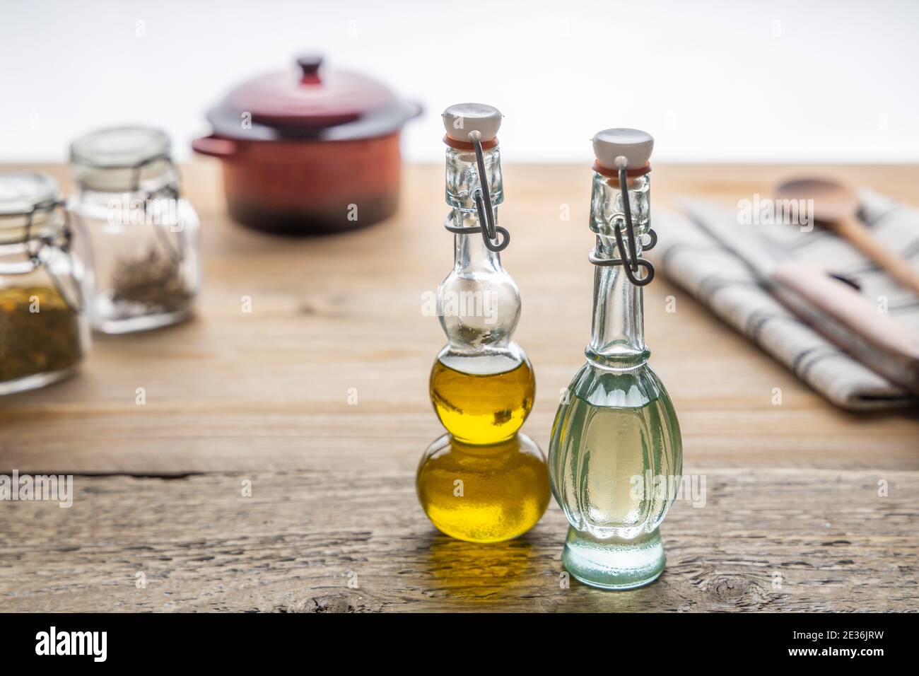 Variation des huiles de cuisson végétaliennes tendance dans un petit pot sur une table . Banque D'Images