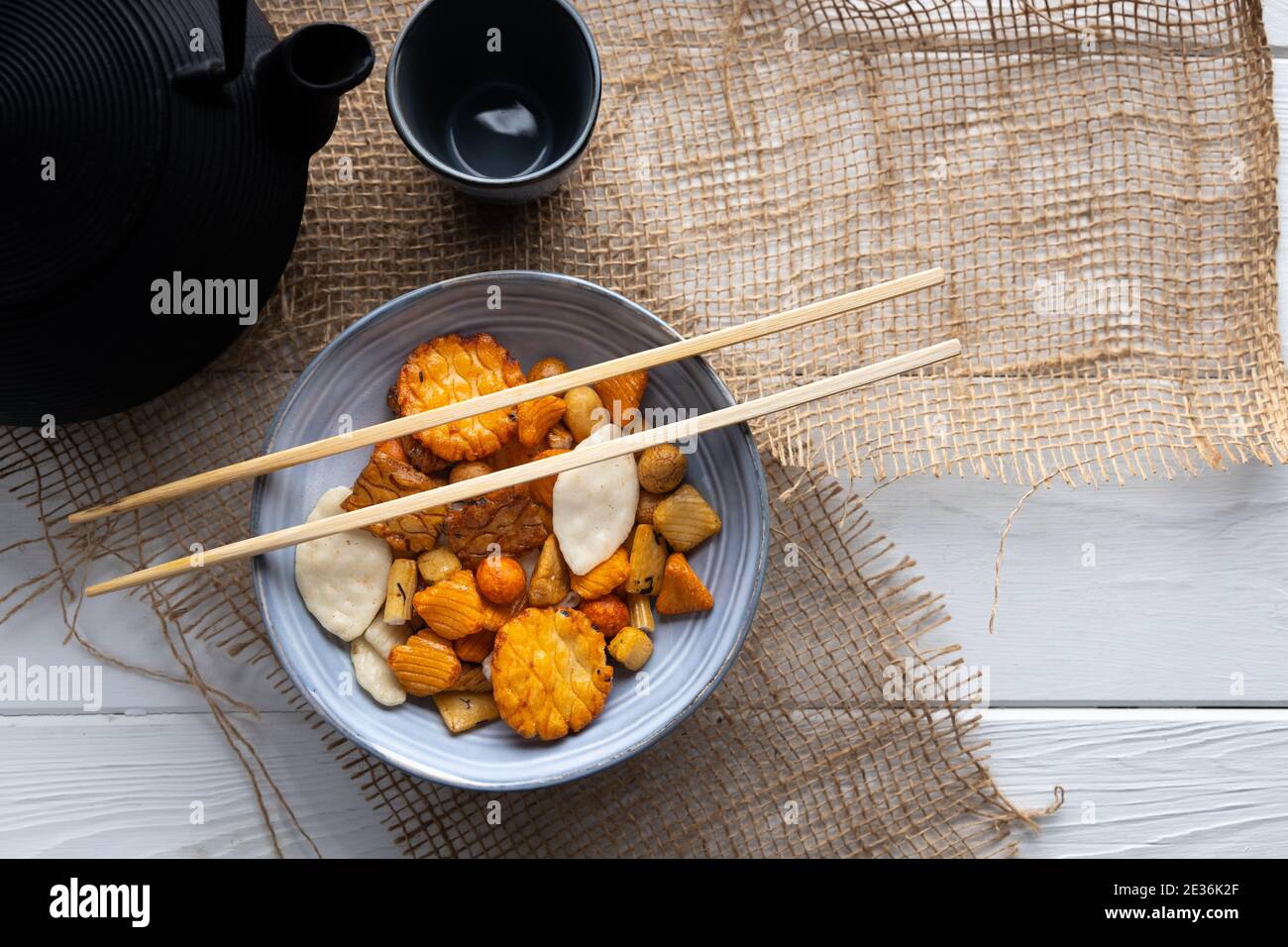 Dans un bol, mélanger les craquelins à riz Senbei. Un délicieux en-cas japonais. Banque D'Images