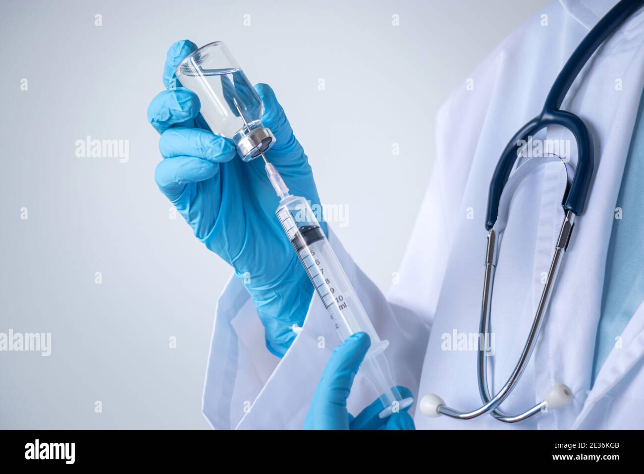 Concept du vaccin coronavirus COVID-19. Médecin seringue à aiguille et flacon de vaccin pour le virus corona préviennent le traitement et la médecine de laboratoire Banque D'Images