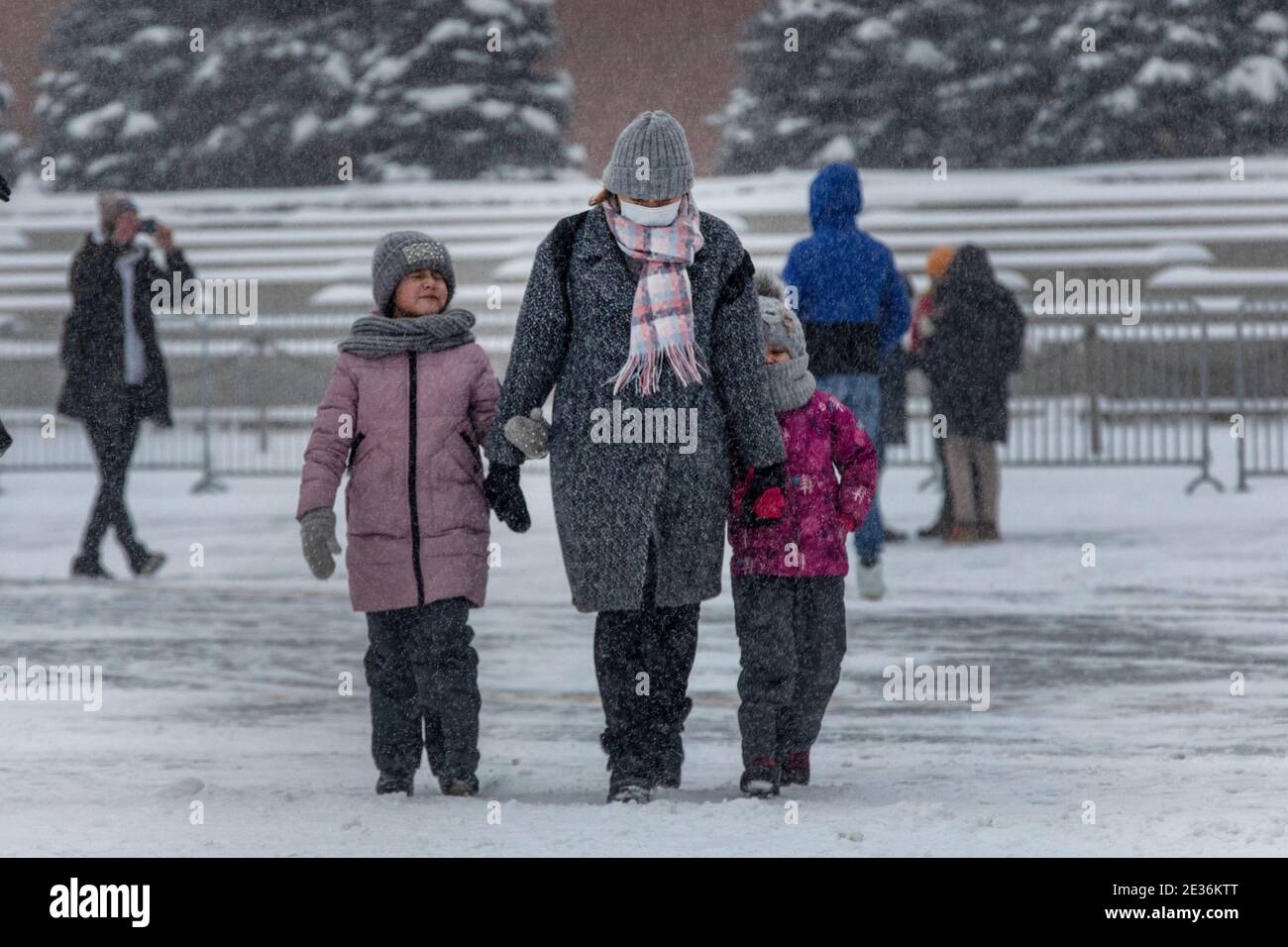 Moscou, Russie. 16 janvier, 2021 personnes dans des masques médicaux marchent le long de la place Rouge dans le centre-ville de Moscou pendant une chute de neige anormale et le temps froid, la Russie. La température de l'air a chuté à -15 degrés (5 °F) Banque D'Images
