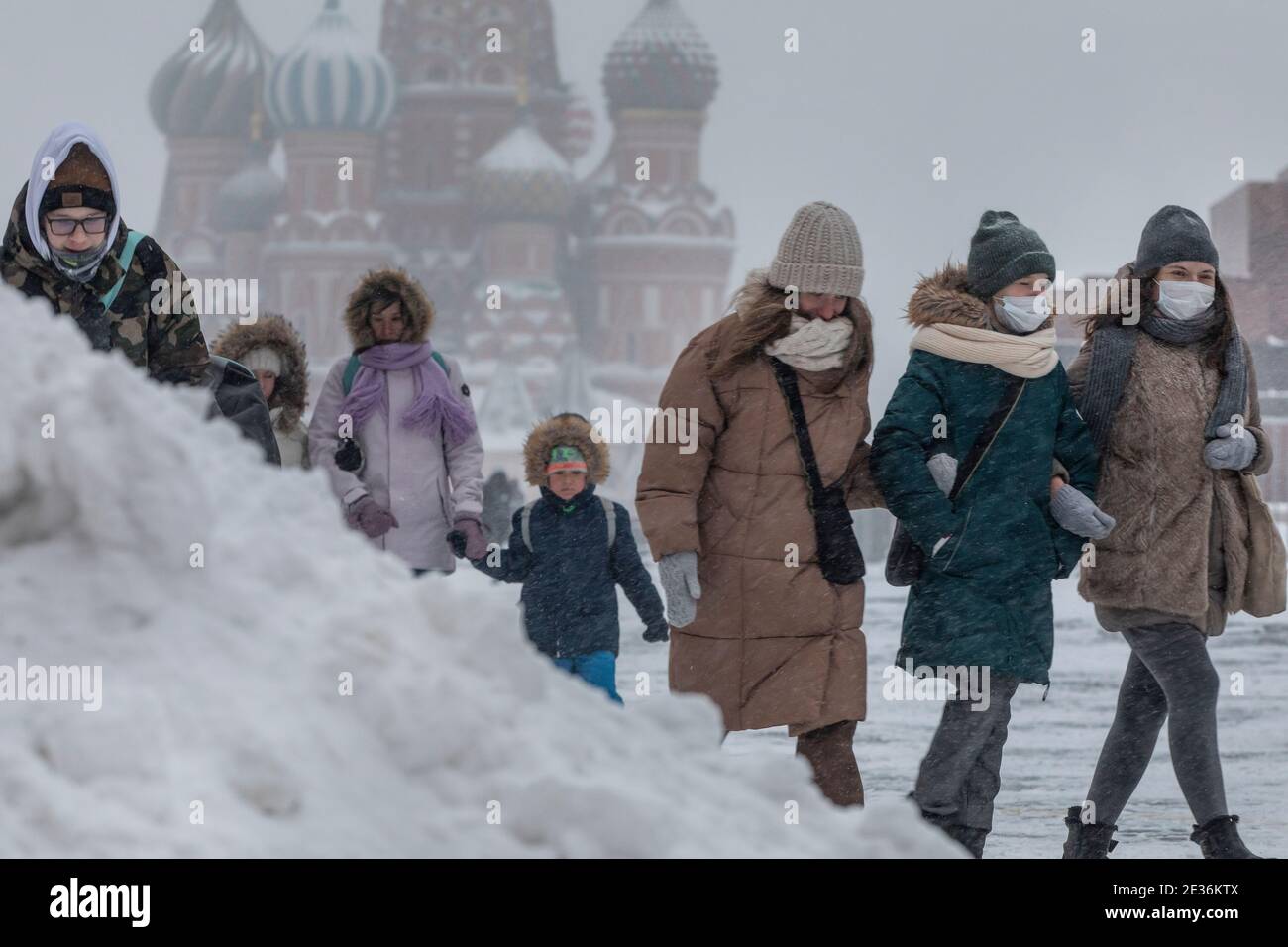 Moscou, Russie. 16 janvier, 2021 personnes dans des masques médicaux marchent le long de la place Rouge dans le centre-ville de Moscou pendant une chute de neige anormale et le temps froid, la Russie. La température de l'air a chuté à -15 degrés (5 °F) Banque D'Images