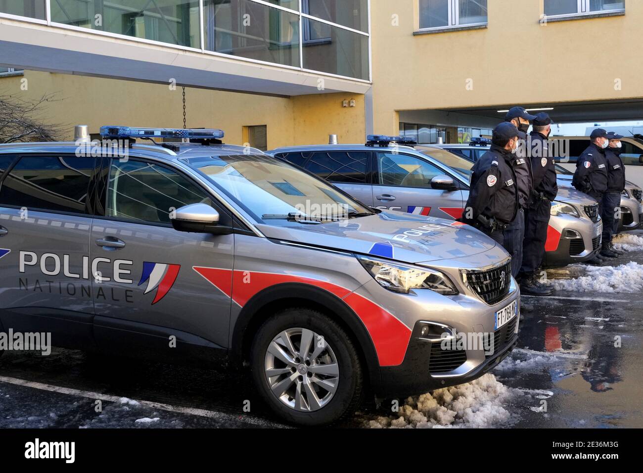 La police nationale française est équipée de nouveaux équipements, dont la  nouvelle Peugeot 5008. Les forces de police vont être équipées! En  septembre 2020. Moto électrique, voitures, scooter électrique. Gerald  Darmanin, ministre