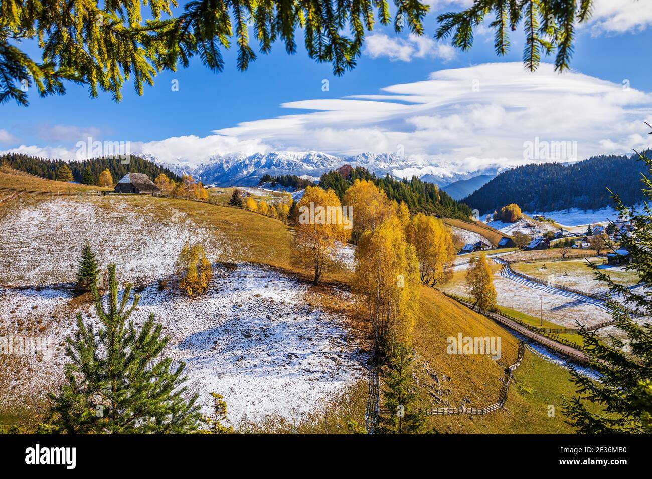 Brasov, Roumanie. Automne à Fundata Village. Paysage rural dans les Carpates, Roumanie. Banque D'Images