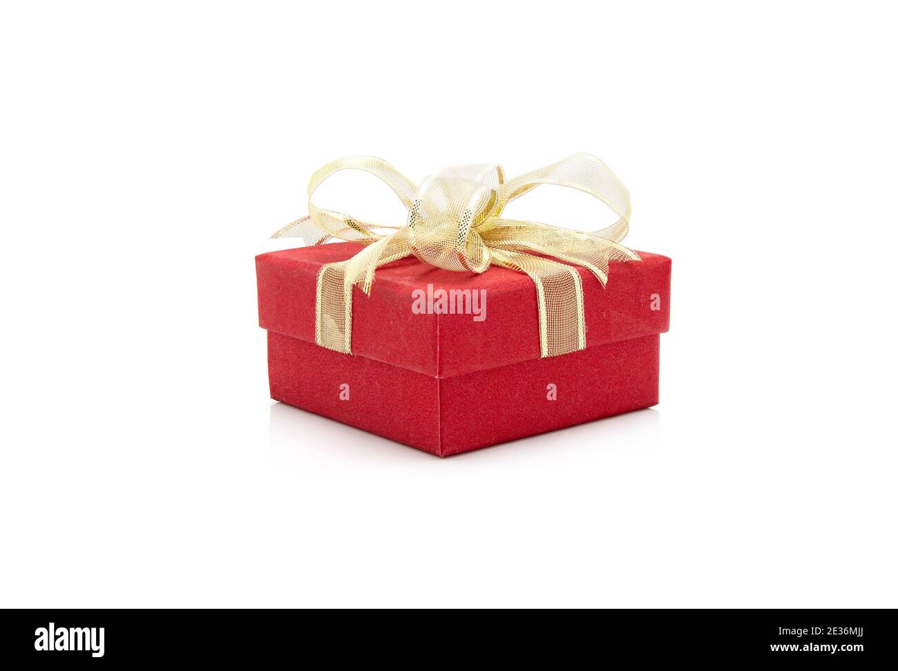 Boite Cadeau Rouge Et Ruban Isoles Sur Fond Blanc Cadeaux En Saint Valentin Ou Jour De Noel Objet En Anniversaire Ou Anniversaire Paquet Avec Wra Photo Stock Alamy