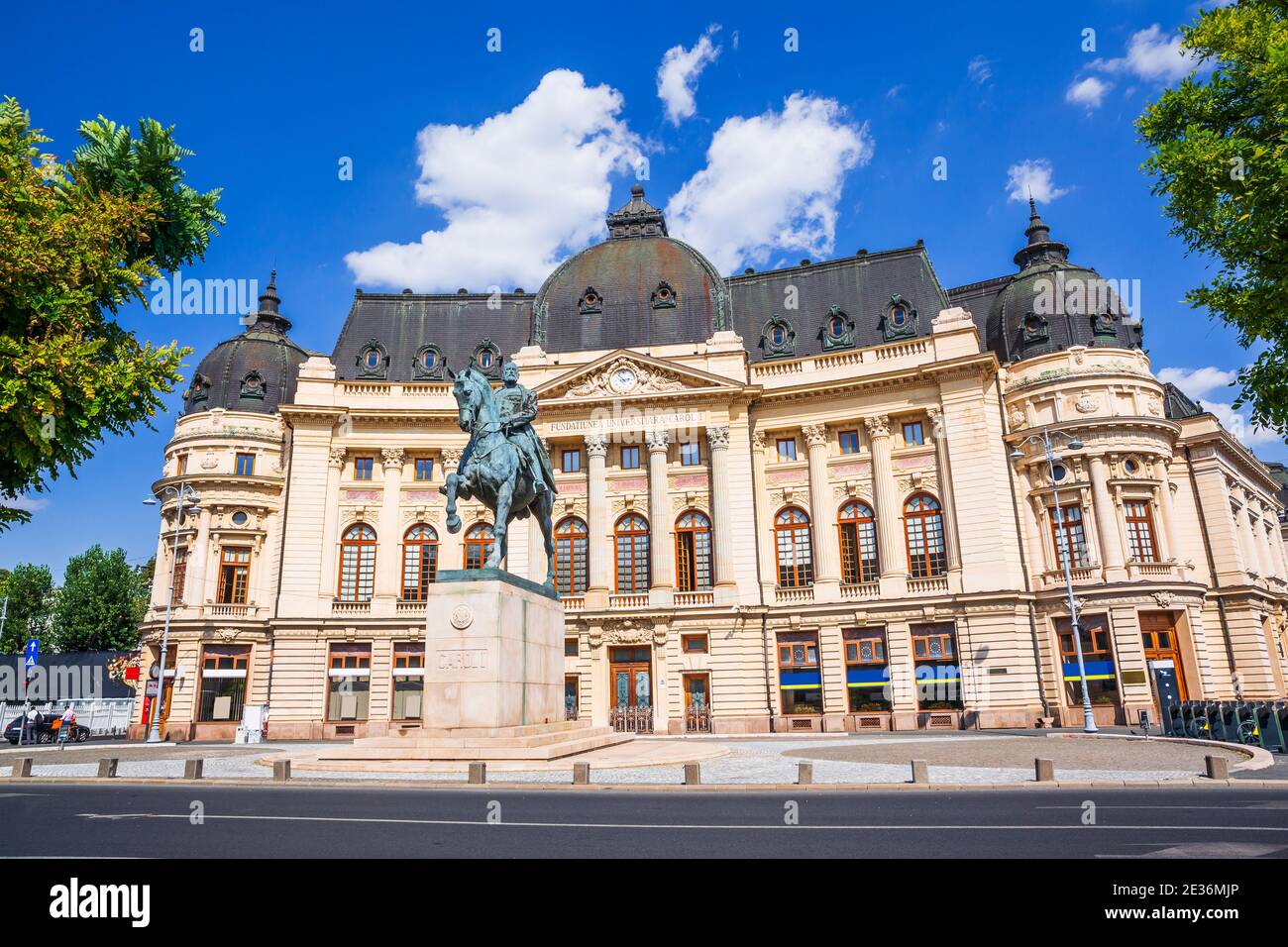 Bucarest, Roumanie. La bibliothèque de l'Université centrale et la statue du roi Carol I de Roumanie. Banque D'Images