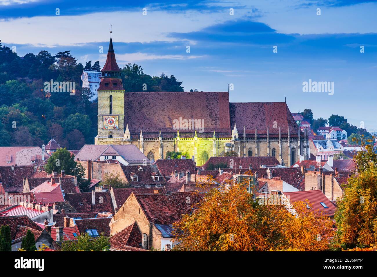 Brasov, Roumanie. Église noire ou Biserica Neagra au crépuscule. Banque D'Images