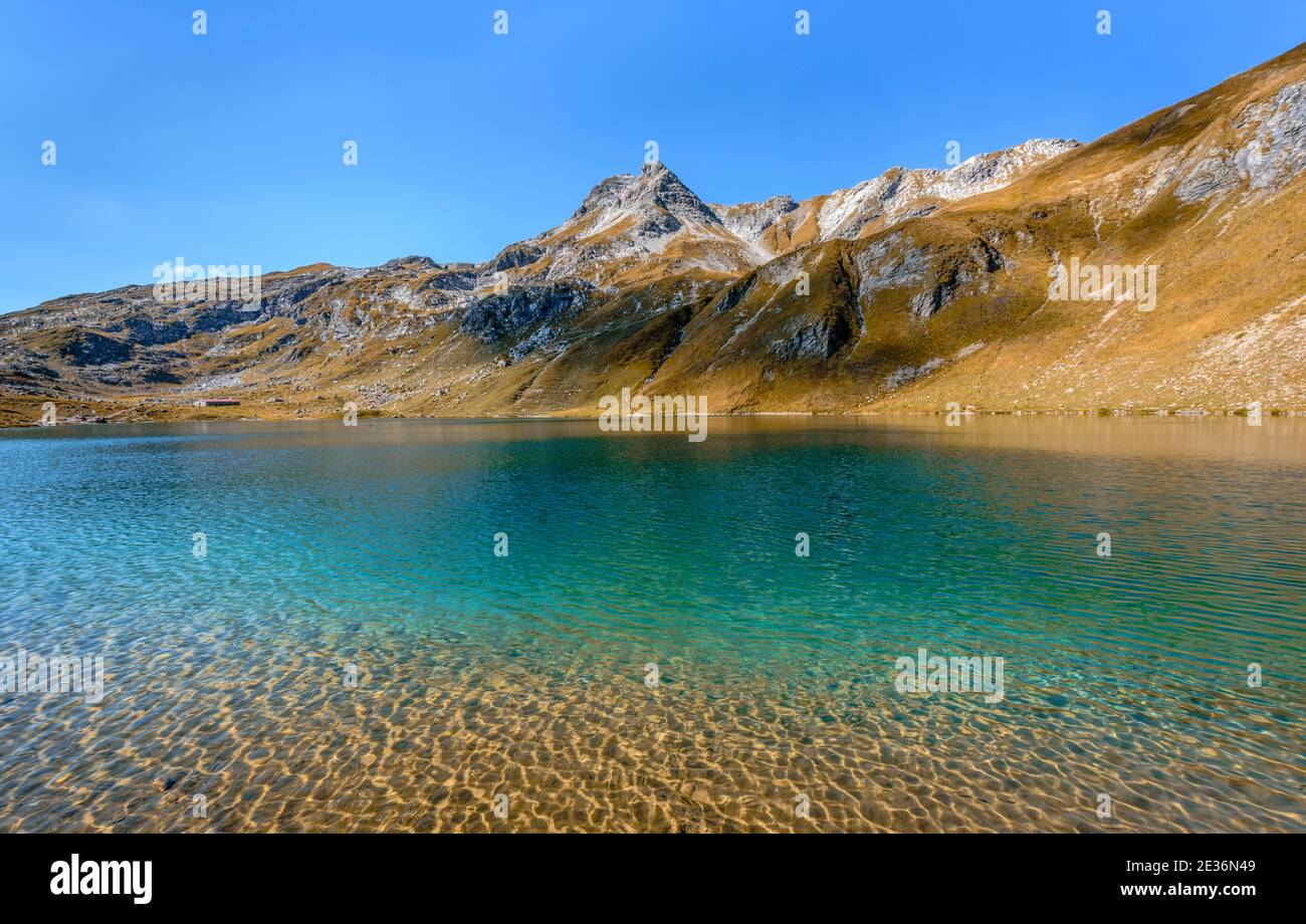 Chaîne de montagnes pittoresques des hautes alpes bavaroises sur le lac d'Engeratsgundsee, Bad Hindelang, Bavière, Allemagne Banque D'Images