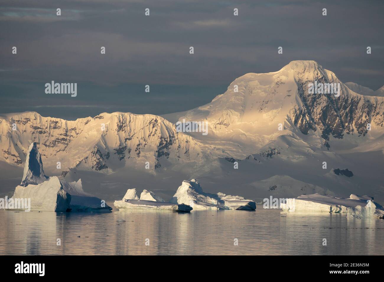 Vue sur l'île d'Anvers, Midnight Sun, Danco Coast, Graham Land, péninsule antarctique, 15 décembre 2015 Banque D'Images