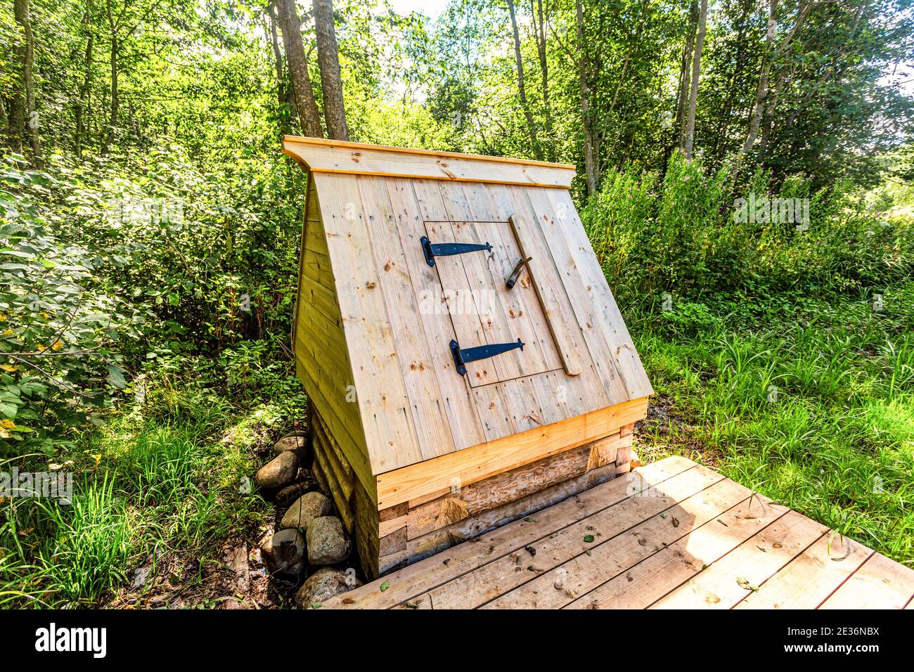 Nouveau puits d'eau en bois à la campagne en été ensoleillé jour Banque D'Images