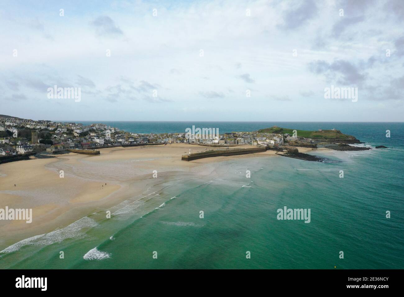 Image aérienne du port et de la ville de St Ives Banque D'Images