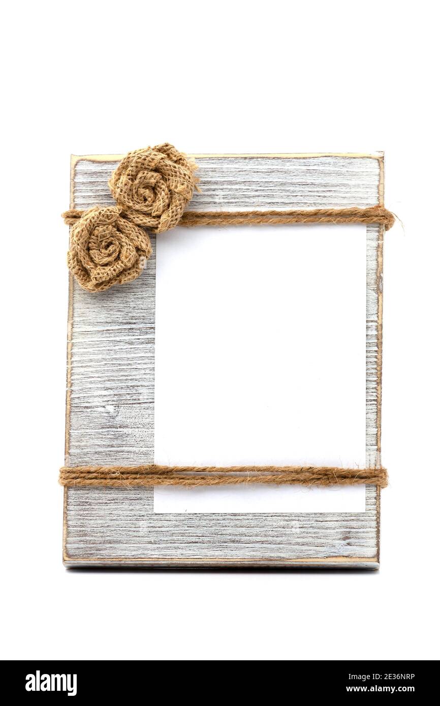 Cadre photo rustique en bois avec corde en fibre naturelle, avec espace de copie blanc. Mise au point sélective avec faible profondeur de champ. Banque D'Images
