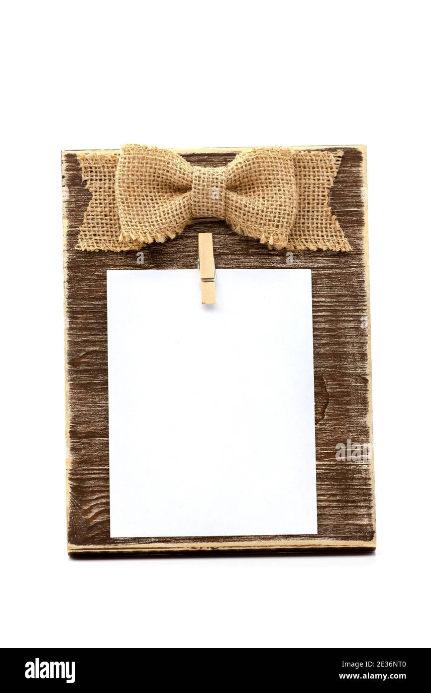 Cadre photo rustique en bois avec corde en fibre naturelle, avec espace de copie blanc. Mise au point sélective avec faible profondeur de champ. Banque D'Images