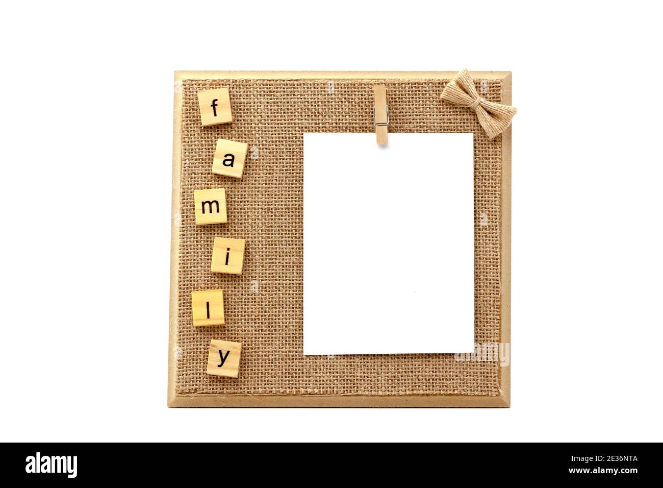 Cadre photo en bois vintage avec corde en fibre naturelle, avec espace de copie blanc. Mise au point sélective avec faible profondeur de champ. Banque D'Images