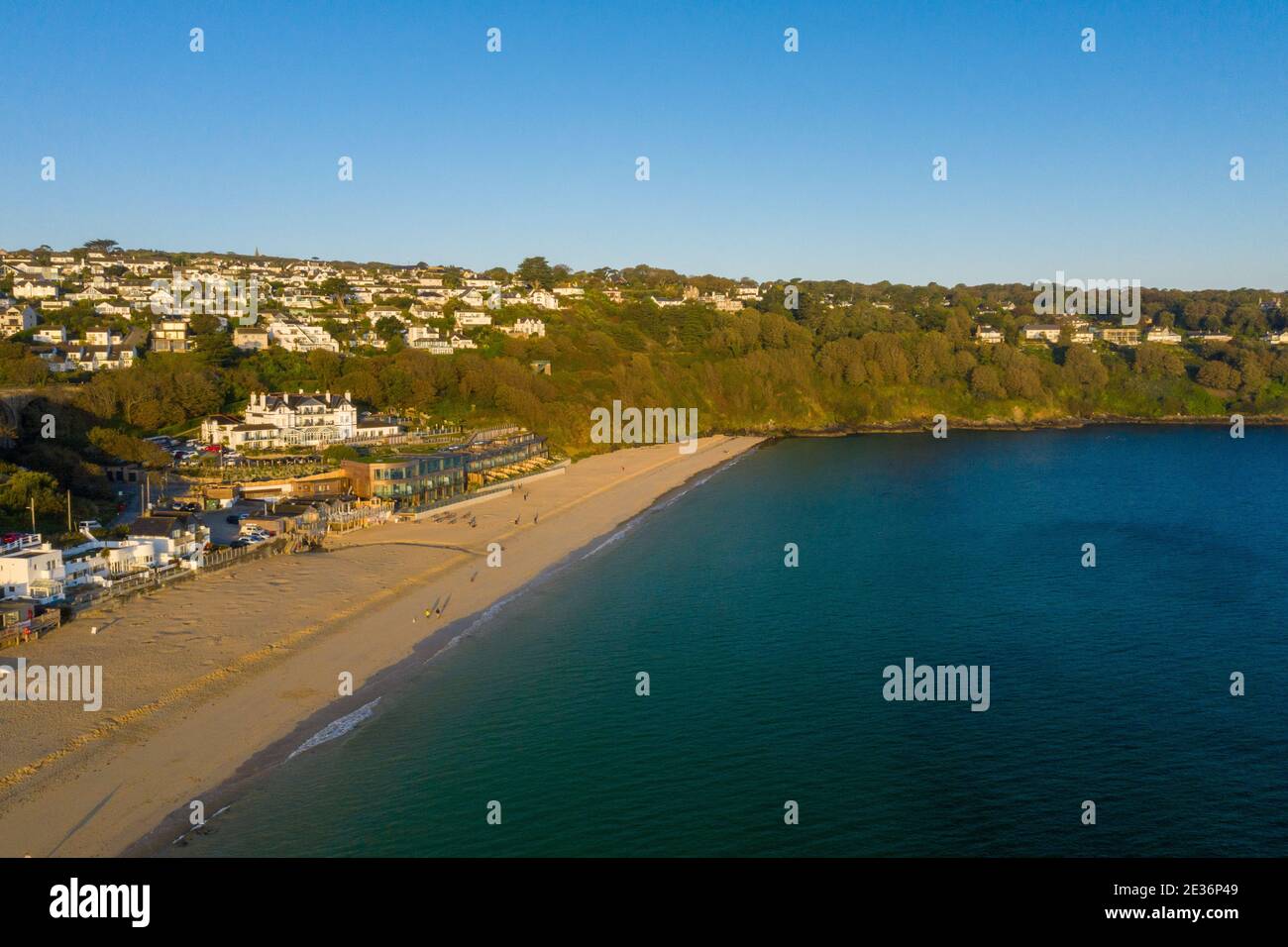 Image aérienne regardant le long de la plage de la baie de Carbis Hôtel Banque D'Images