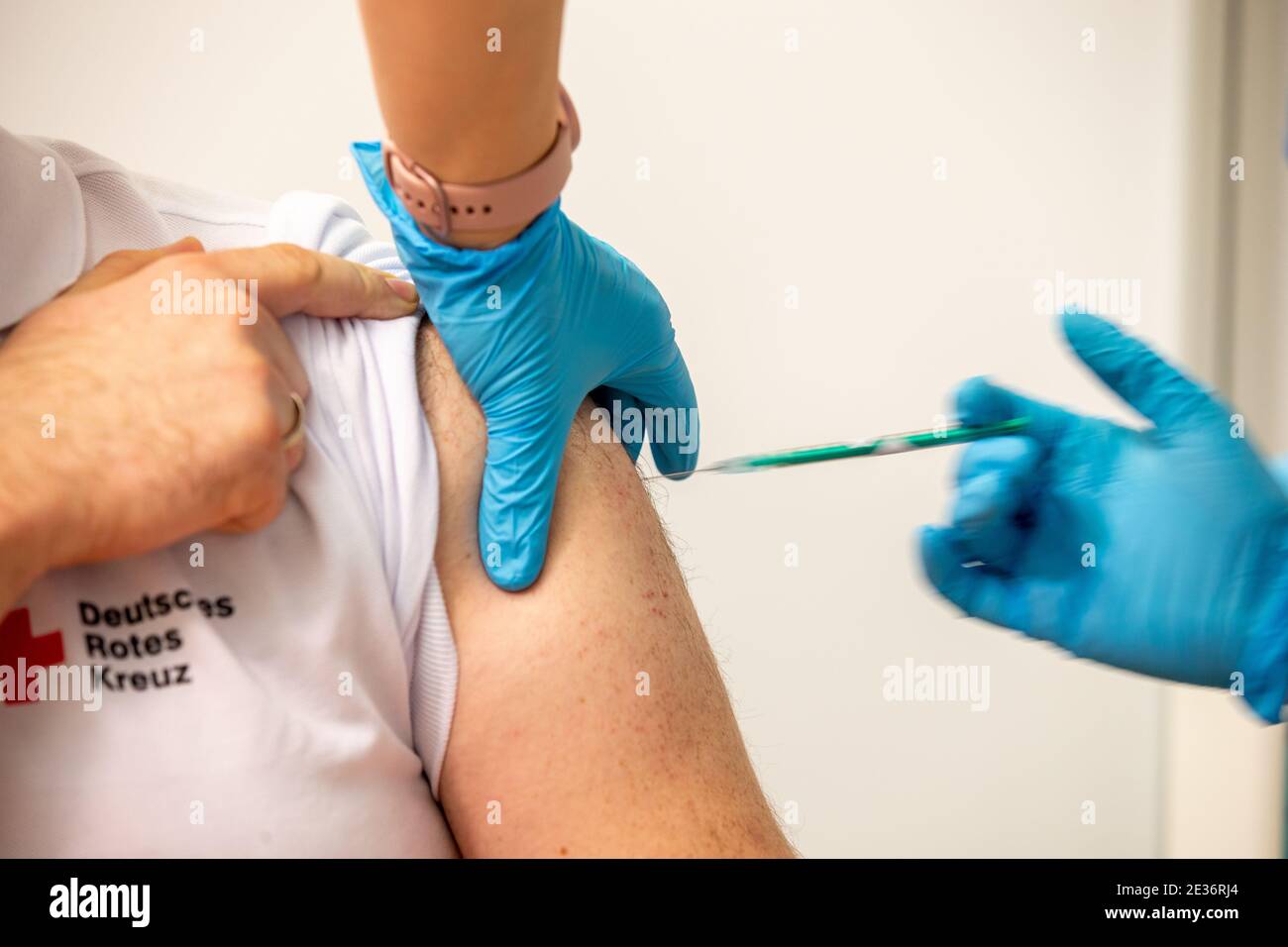 Pirna, Allemagne. 12 janvier 2021. Vaccination avec le vaccin Covid-19 de Pfizer-Biontech à Pirna. Le centre de vaccination du district de Sächsische Schweiz-Osterzgebirge est situé dans l'ancien magasin discount ALDI. Ici, les personnes d'âge avancé et du système de santé du district seront vaccinées à partir de 11.01.2021. Credit: Daniel Schäfer/dpa-Zentralbild/dpa/Alay Live News Banque D'Images