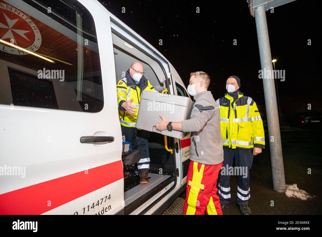 Pirna, Allemagne. 12 janvier 2021. Jonas Schubert (m) est remis le vaccin restant par André Schwitalle (l), tandis que Mathias Kramer (r) observe la scène. Les trois hommes sont issus de l'équipe mobile de vaccination de Johannître Unfallhilfe. Le centre de vaccination du district de Sächsische Schweiz-Osterzgebirge est situé dans l'ancien magasin discount Aldi. Ici, les personnes âgées et les soins de santé du district seront vaccinés à partir de 11.01.2021. Credit: Daniel Schäfer/dpa-Zentralbild/dpa/Alay Live News Banque D'Images