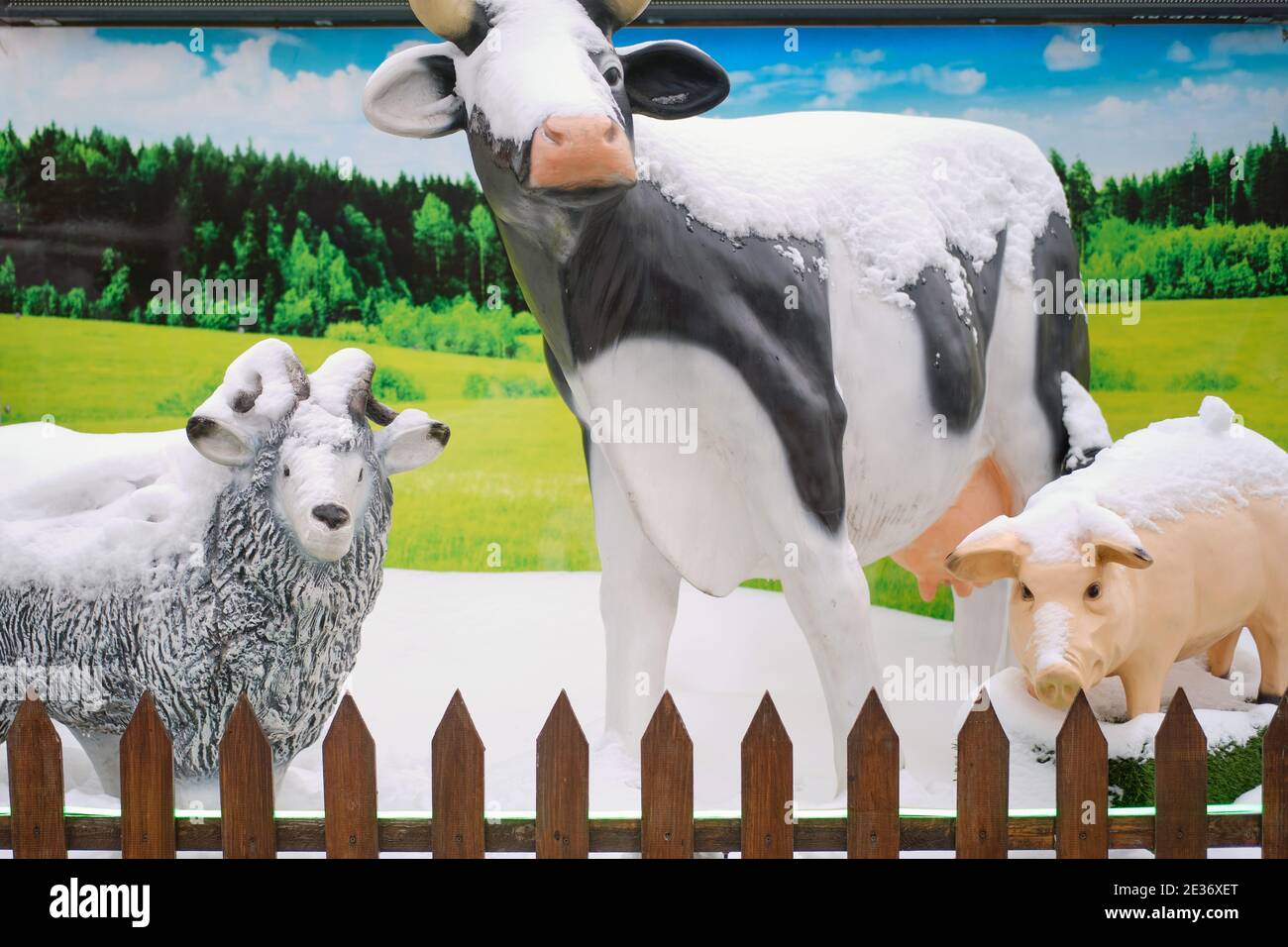 Statues de vache, de porc et de bélier sur la ferme. Chiffres des animaux de ferme dans la neige en hiver sur fond de nature estivale - Moscou, Russie, 06 janvier 2 Banque D'Images