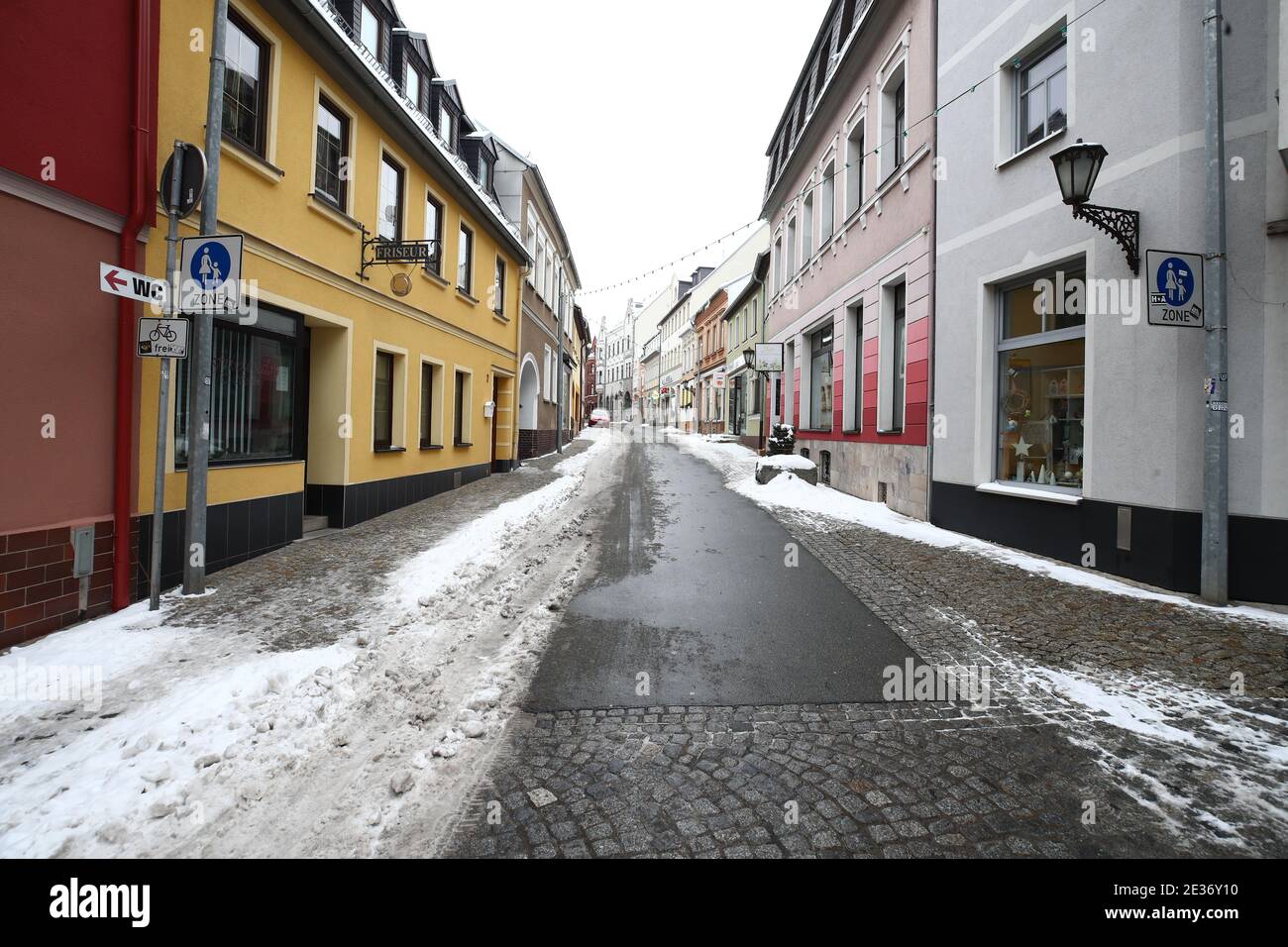 Zeulenroda Triebes, Allemagne. 17 janvier 2021. La zone piétonne du centre-ville est déserte. En Thuringe, l'incidence continue d'être la plus élevée en Allemagne. Credit: Bodo Schackow/dpa/Alay Live News Banque D'Images