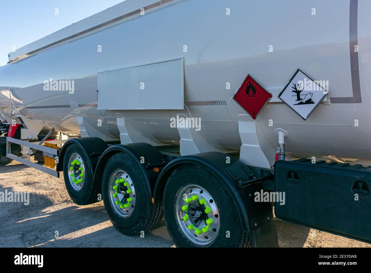 Vue latérale d'un camion-citerne de transport de carburant avec ses étiquettes de danger. Banque D'Images