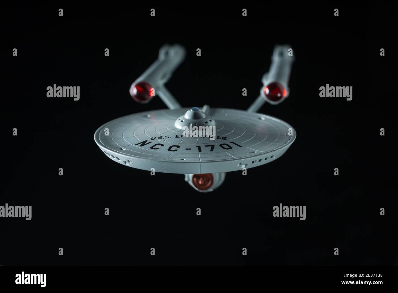 Modèle USS Enterprise basé sur le vaisseau spatial du Série TV Star Trek créé par Gene Roddenberry sur un arrière-plan noir Banque D'Images