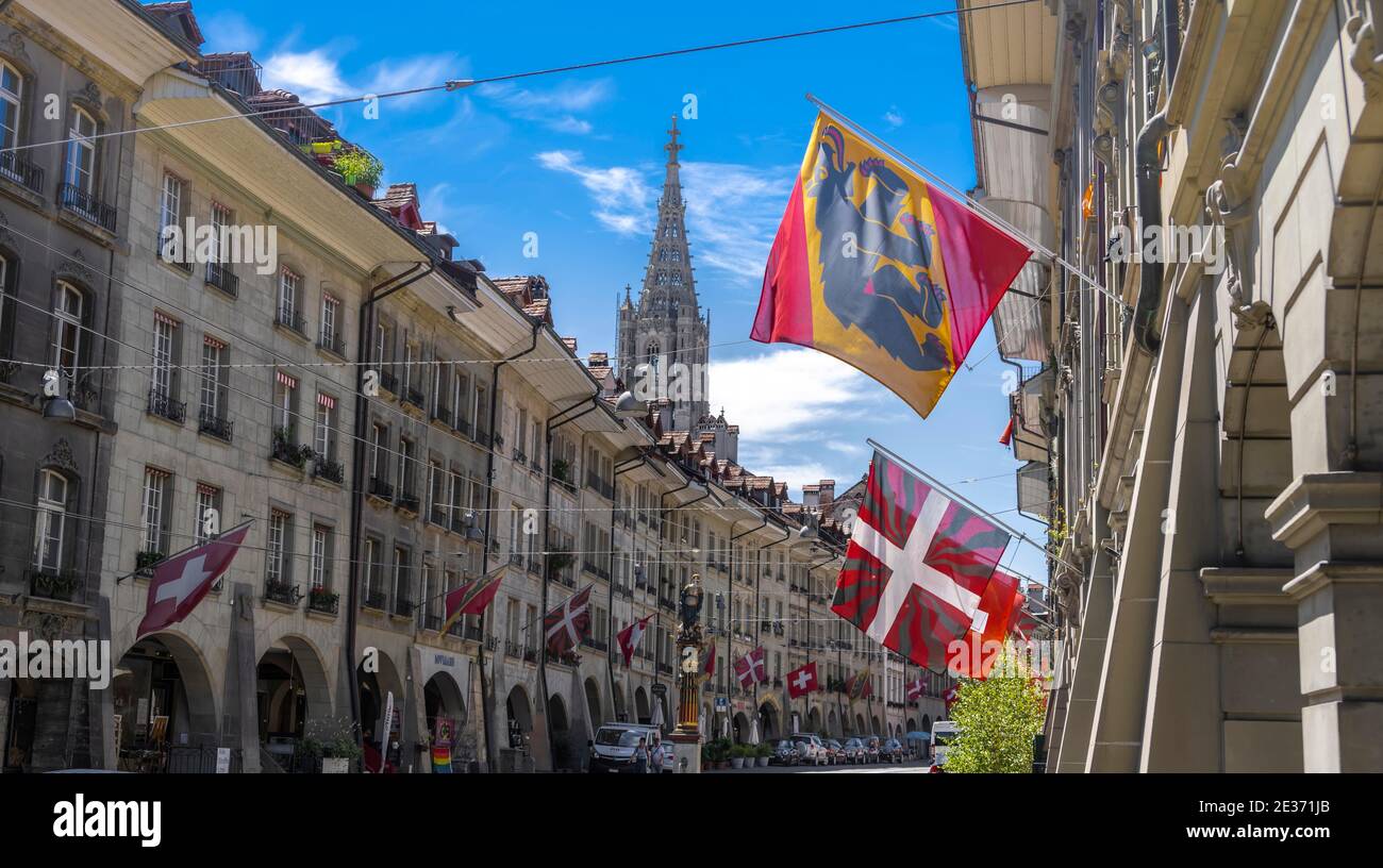 Cathédrale de Berne, drapeaux sur les maisons de la vieille ville de Berne, ville intérieure, Berne, canton de Berne, Suisse Banque D'Images