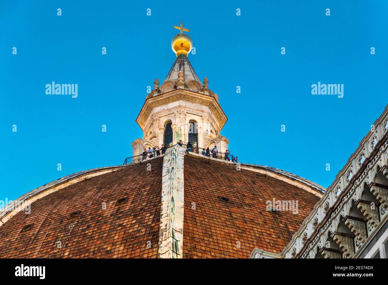 Belle vue rapprochée du dôme de la cathédrale de Florence avec la coupole au-dessus de laquelle les visiteurs se tiennent. La coupole, couronnée d'une boule de cuivre dorée... Banque D'Images