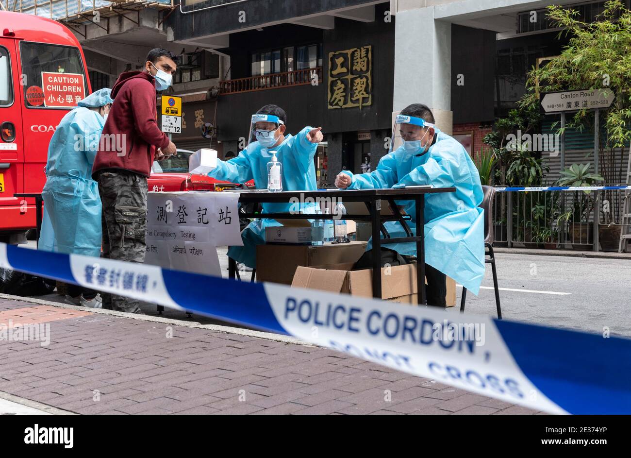 Hong Kong, Hong Kong, . 17 janvier 2021. Suite à une éclosion de grappes dans un ancien immeuble de la rue Reclamation, à Yau Ma Tei, Hong Kong émet son premier ordre d'isolement pour des blocs résidentiels entiers.les laissés dans la communauté environnante sont invités à participer à un programme d'essai obligatoire. Des centres de collecte mobiles sont mis en place sur Canton Road. Crédit : Jayne Russell/ZUMA Wire/Alay Live News Banque D'Images