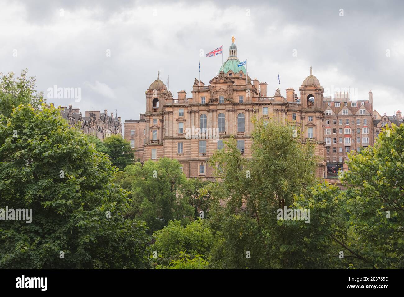 Museum on the Mound, vu depuis Princes Street Gardens, à la sortie du Royal Mile dans la vieille ville d'Édimbourg, se trouve dans le siège social de Bank of Scotland. Banque D'Images