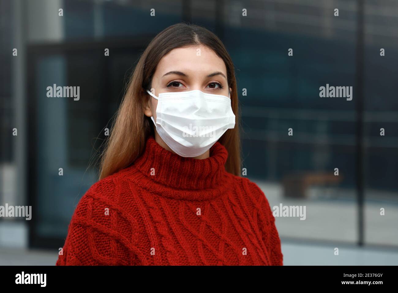 Portrait de la jeune femme avec masque chirurgical prêt pour la masse la vaccination regarde la caméra Banque D'Images