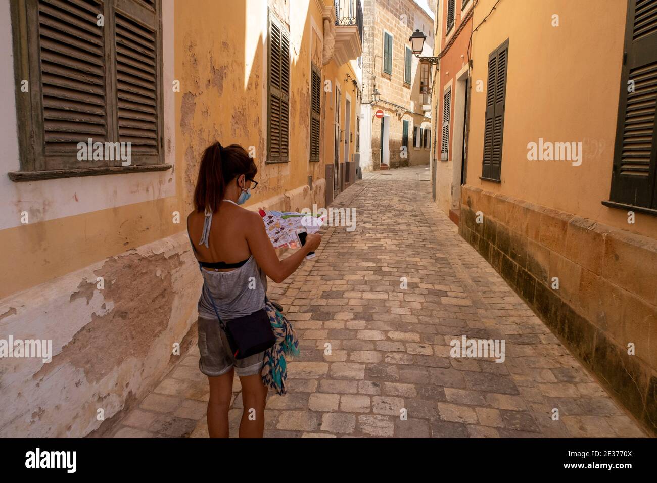 Visite des filles dans les rues de Minorque en 20 au milieu La pandémie de Covid Banque D'Images