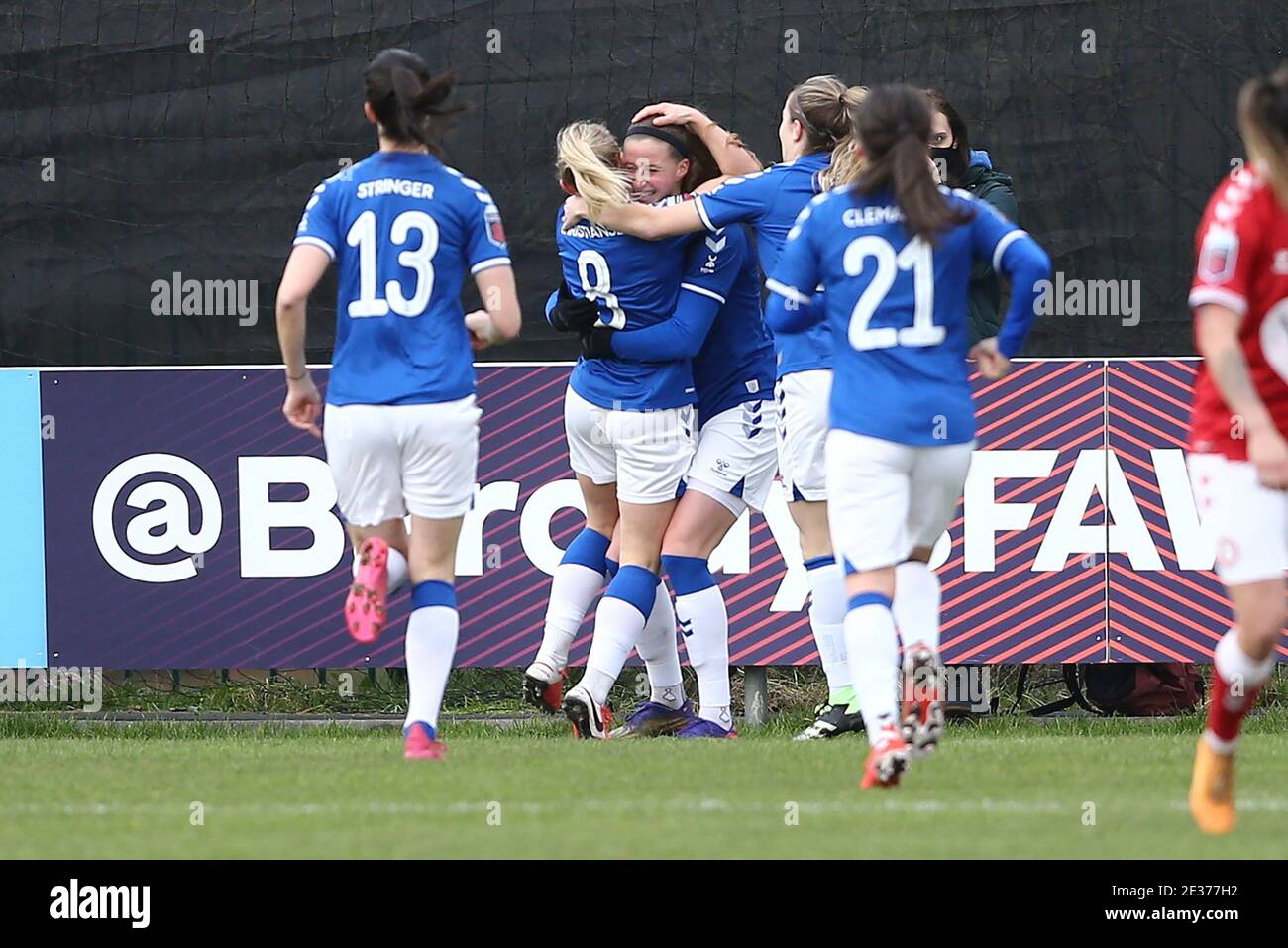 Liverpool, Royaume-Uni. 17 janvier 2021. Isobel Christiansen, d'Everton (8), s'embrasse alors qu'elle célèbre avec ses coéquipiers après avoir marquant le premier but de ses équipes. Barclays Women's super League match, Everton Women contre Bristol City Women au Walton Hall Park à Liverpool le dimanche 17 janvier 2021. Cette image ne peut être utilisée qu'à des fins éditoriales. Utilisation éditoriale uniquement, licence requise pour une utilisation commerciale. Aucune utilisation dans les Paris, les jeux ou les publications d'un seul club/ligue/joueur.pic par Chris Stading/Andrew Orchard sports Photography/Alamy Live News crédit: Andrew Orchard sports Photography/Alamy Live News Banque D'Images