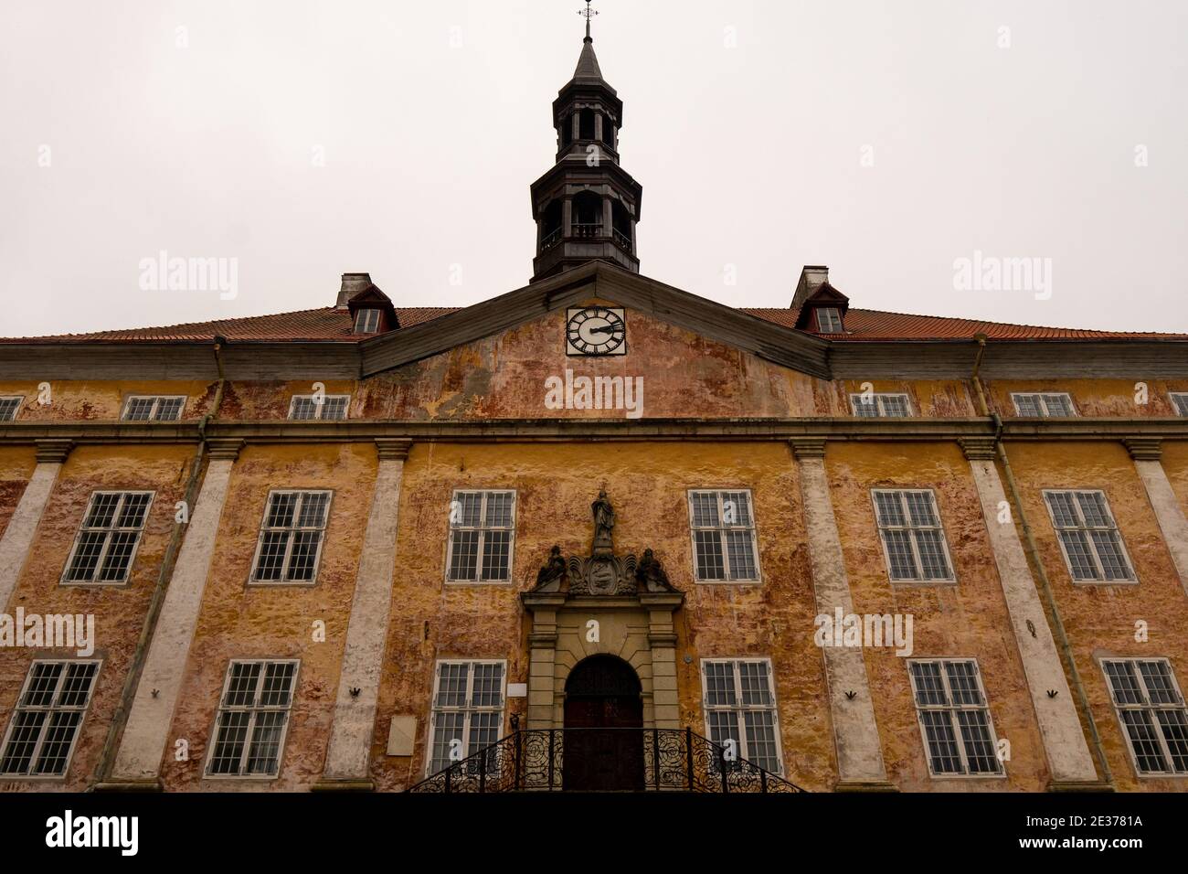 Hôtel de ville de Narva (Narva raekoda) - bâtiment municipal historique, situé sur la place de l'hôtel de ville (Raekoja plats) à côté du Narva College. Banque D'Images