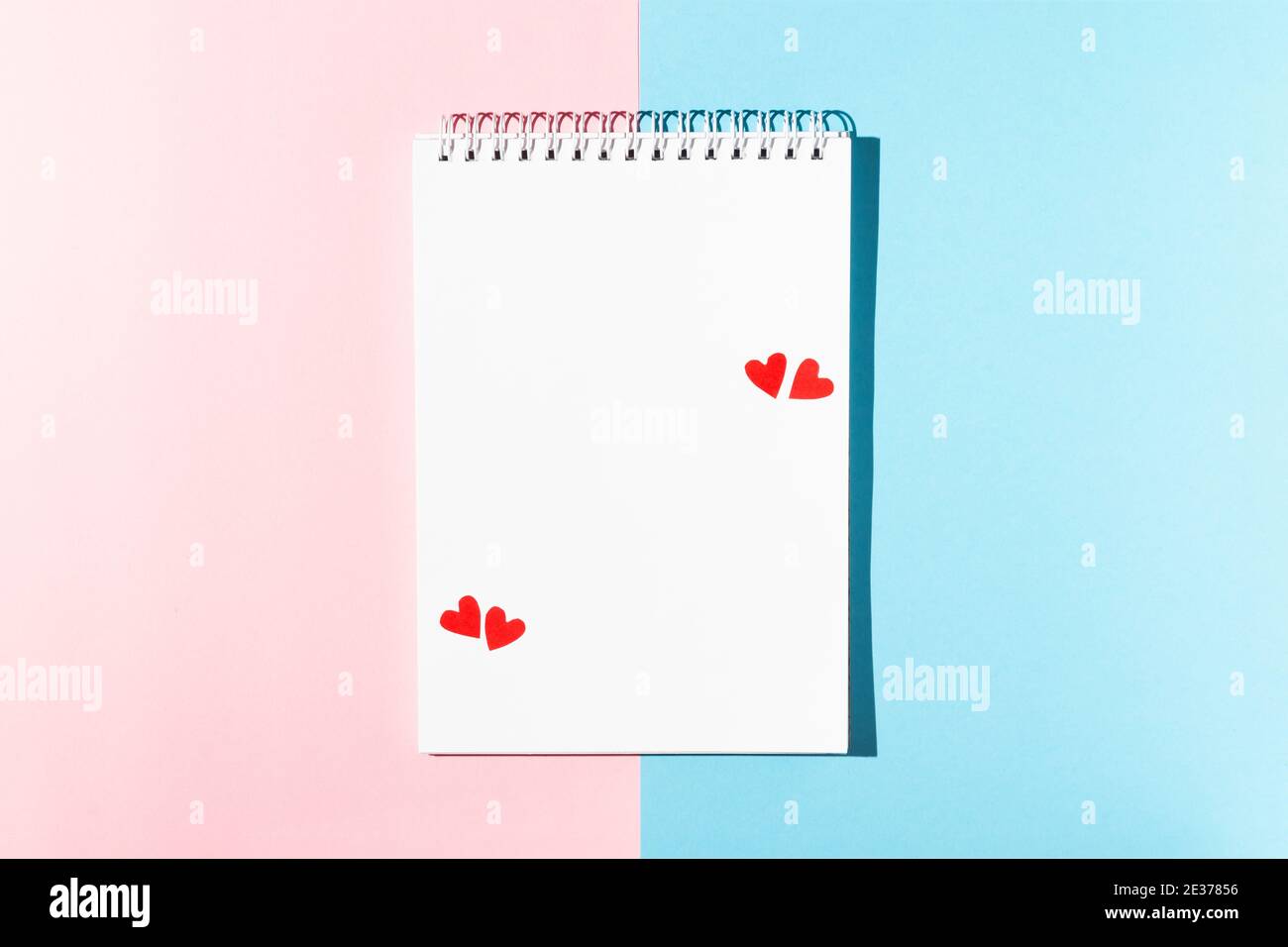 Bloc-notes blanc pour les notes avec cœur rouge sur rose et carte de vœux de l'année pour la saint-valentin Banque D'Images