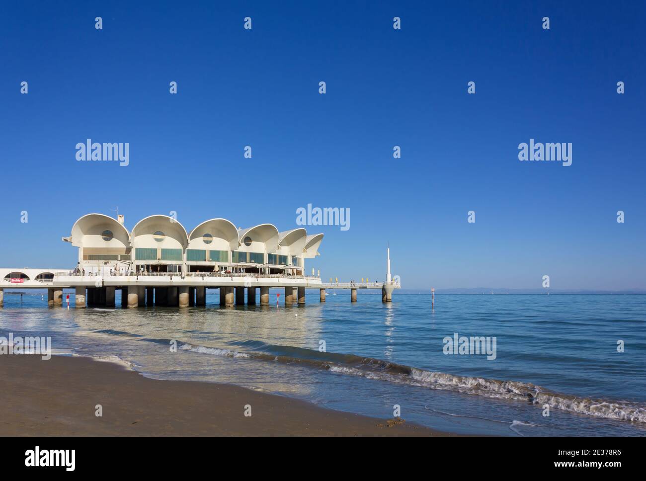 LIGNANO SABBIADORO, Italie - 30 septembre 2018 : la célèbre terrasse face à la mer sur la plage, symbole de la station balnéaire de Lignano Sabbiadoro Banque D'Images
