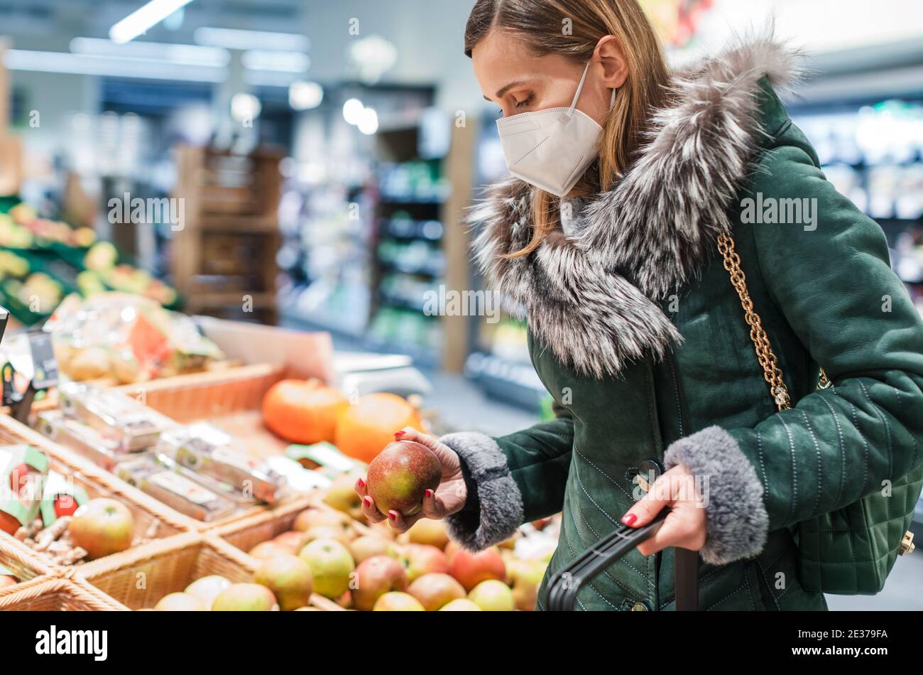 Femme portant un masque ffp2 shopping au supermarché Banque D'Images