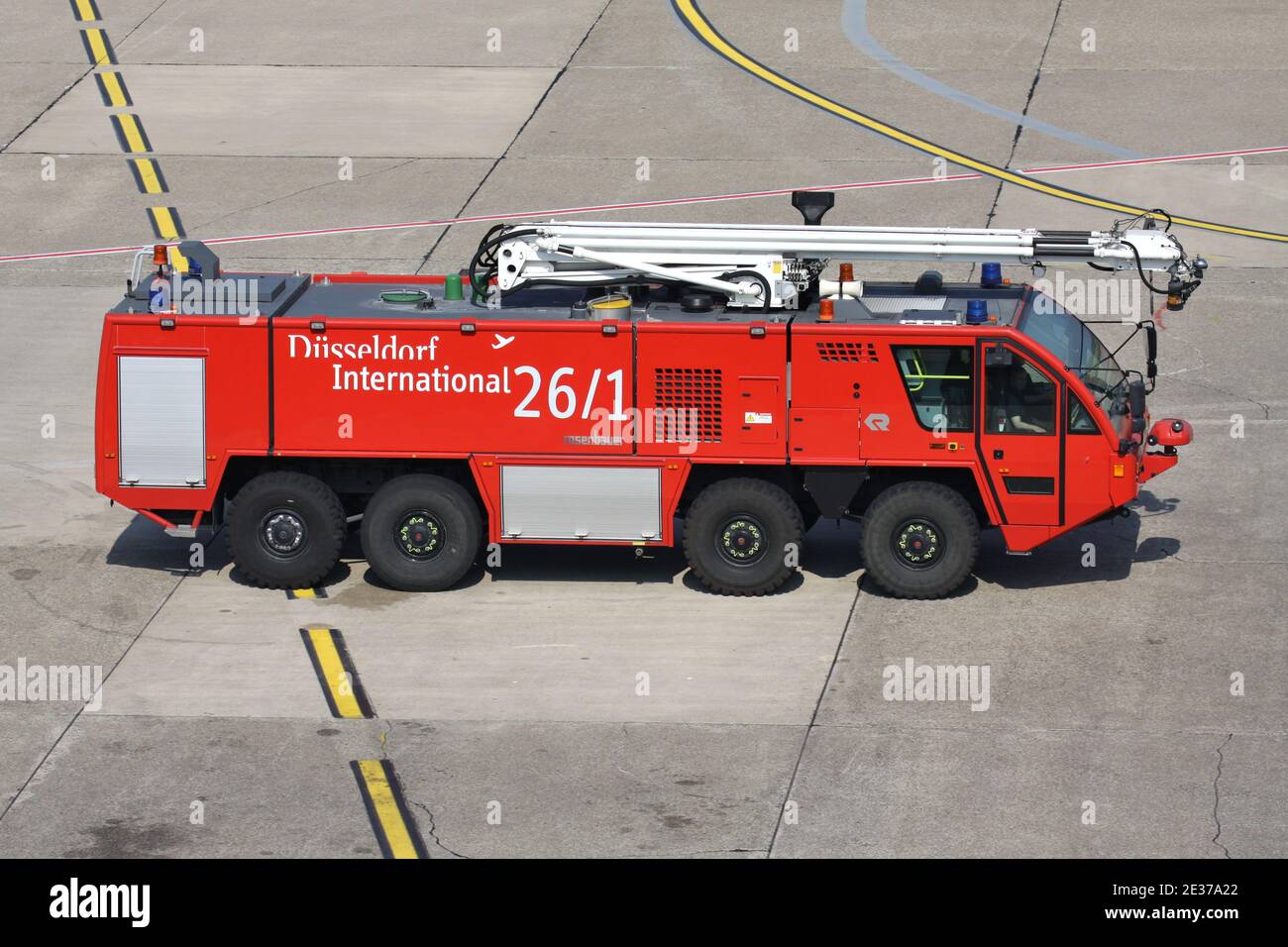 Véhicule de sauvetage et de lutte contre les incendies de l'aéroport de Rosenbauer Panther à l'aéroport de Düsseldorf. Banque D'Images