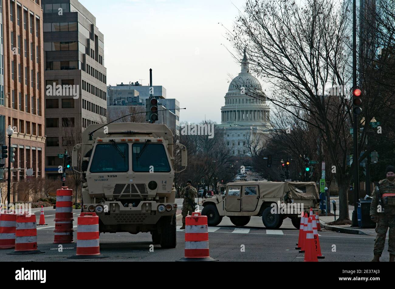 Washington DC, États-Unis. 16 janvier 2021, le camion de la Garde nationale, les troupes et le point de contrôle de Humvee Jeep bloque l'accès au Capitole des États-Unis à Massachusetts Ave et New Jersey Ave, NW à Washington DC, crédit : KIRK Treakle/Alay Live News. Banque D'Images