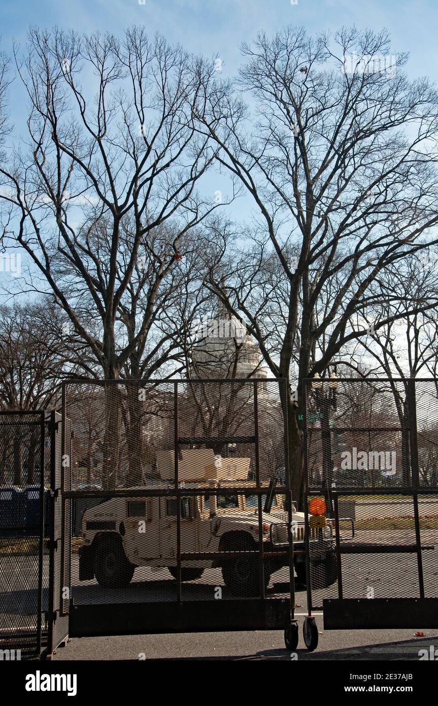 Washington DC, États-Unis. 16 janvier 2021, la Garde nationale Humvee se dresse devant le Capitole des États-Unis et derrière une clôture temporaire érigée pour fortifier le Capitole des États-Unis avant les manifestations prévues et l'inauguration présidentielle de Joe Biden, Credit: KIRK Treakle/Alay Live News. Banque D'Images