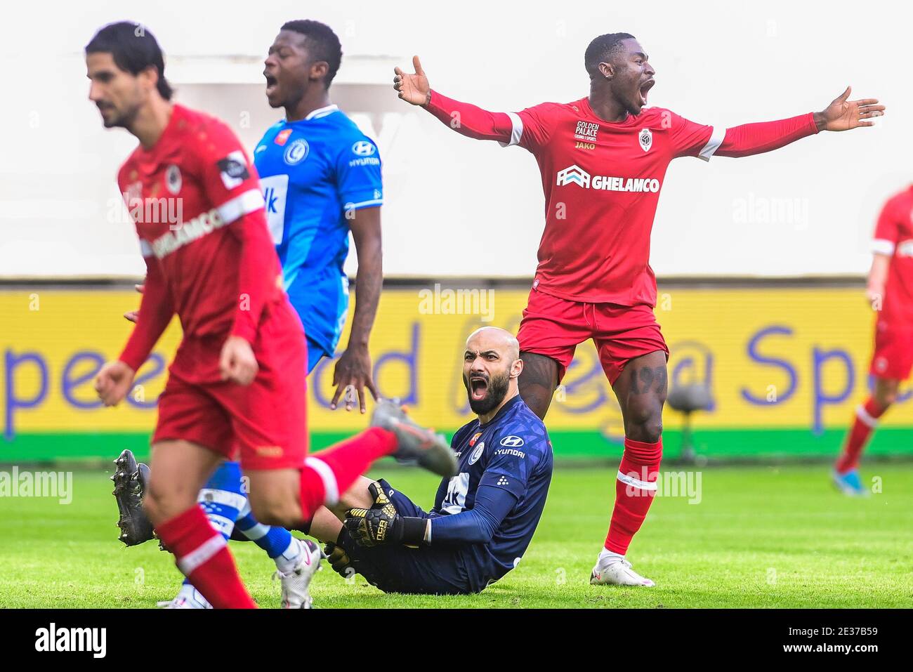 Martin Hongla d'Anvers célèbre après avoir obtenu son score lors d'un match de football entre KAA Gent et Royal Antwerp FC RAFC, dimanche 17 janvier 2021 à Gand, on Banque D'Images