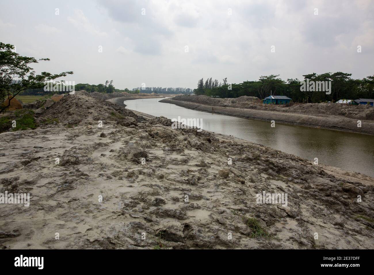 Creuser et améliorer les canaux par l'Office de développement de l'eau du Bangladesh à Noakhali, au Bangladesh Banque D'Images