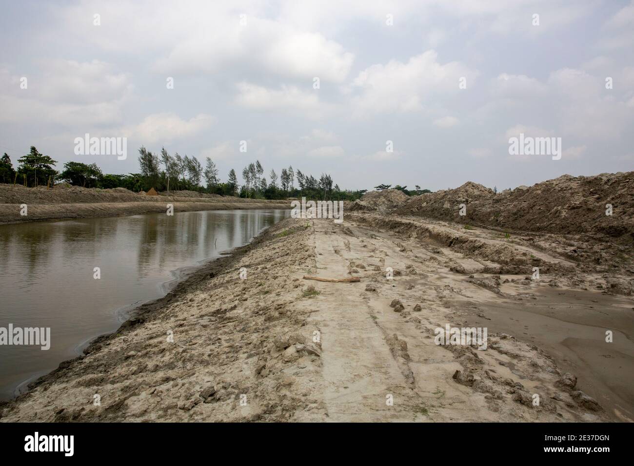 Creuser et améliorer les canaux par l'Office de développement de l'eau du Bangladesh à Noakhali, au Bangladesh Banque D'Images