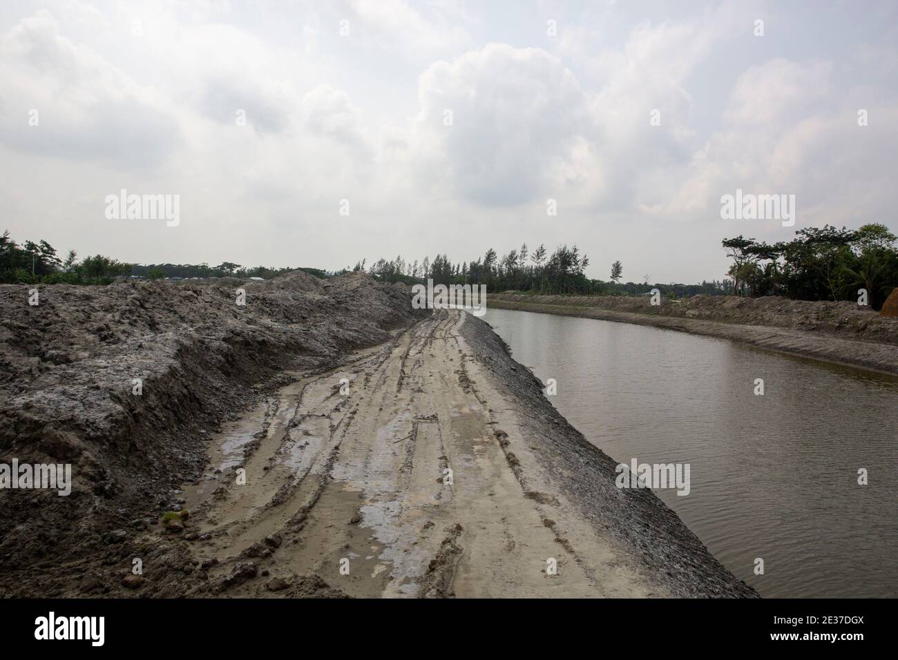 Creuser et améliorer les canaux par l'Office de développement de l'eau du Bangladesh à Noakhali, au Bangladesh Banque D'Images