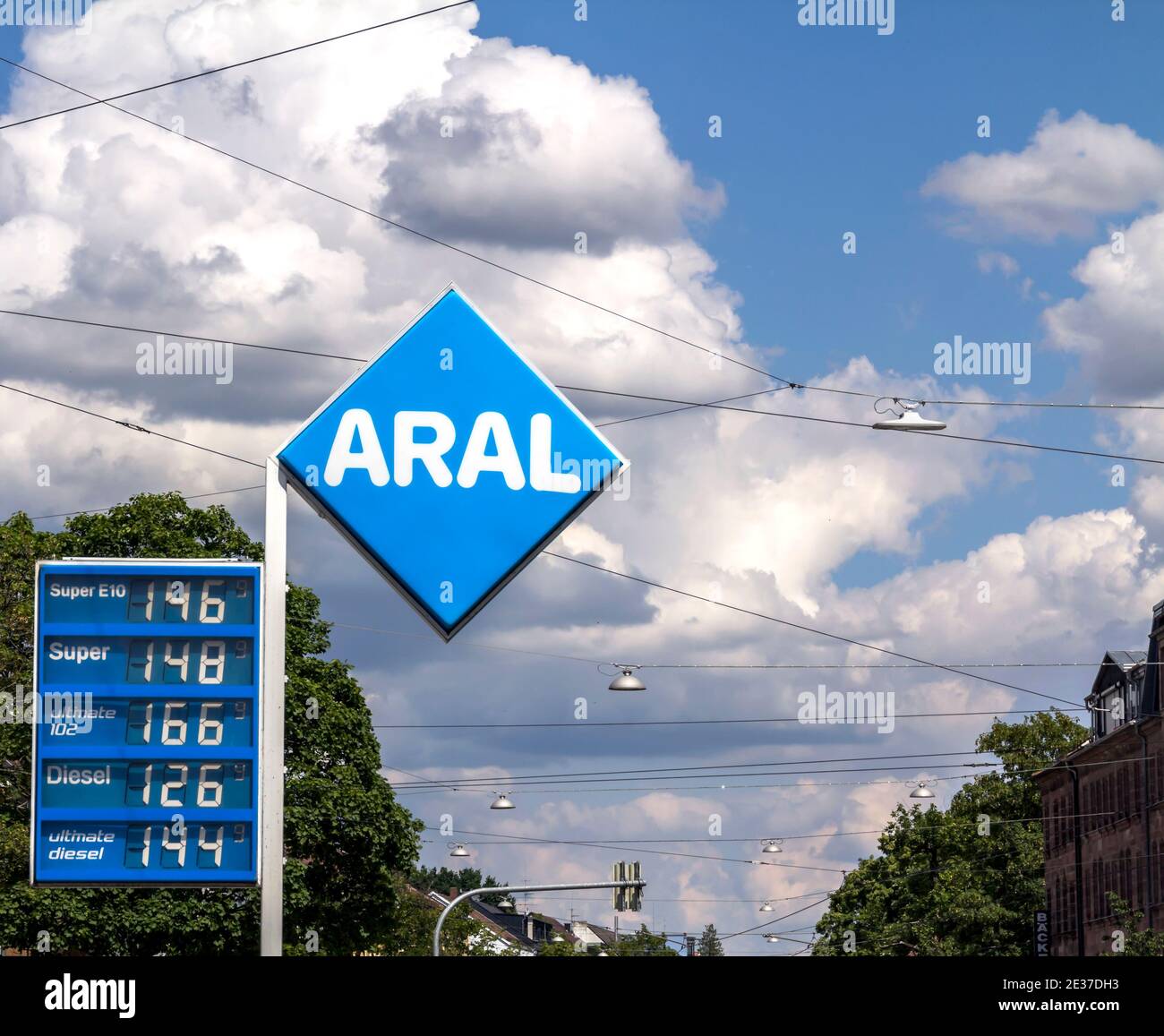 Nurnberg, Allemagne : panneau Aral. Aral est une marque de stations-service et de carburants automobiles, présente en Allemagne et au Luxembourg Banque D'Images