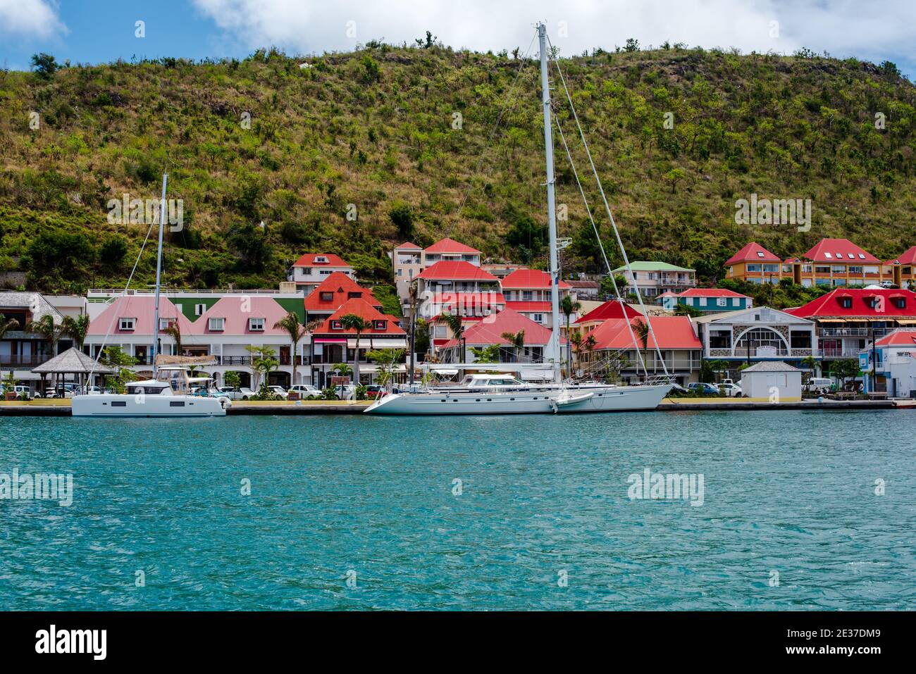 Gustavia, St Barths-- 25 avril 2018. Yachts dans le port de Gustavia avec la ville et la montagne en arrière-plan. Banque D'Images