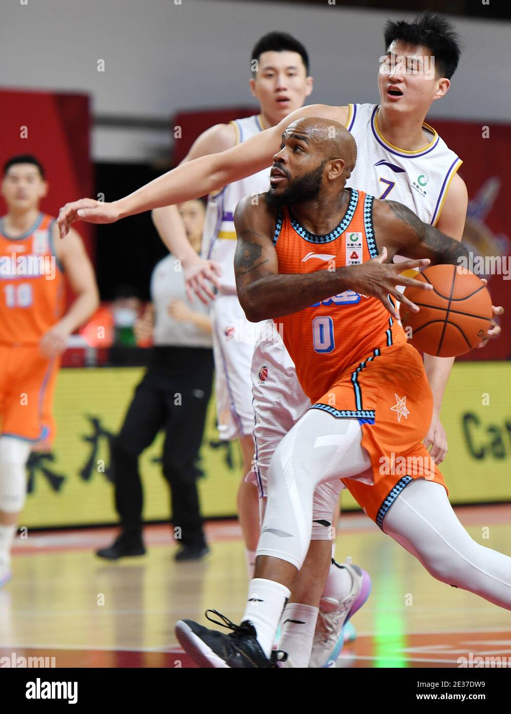 Zhuji, province chinoise de Zhejiang. 17 janvier 2021. Trae Golden (front) de Fujian Sturgeons traverse le 31e match entre les Royal Fighters de Beijing et les Fujian Sturgeons à la saison 2020-2021 de la ligue de l'Association chinoise de basket-ball (CBA) à Zhuji, dans la province de Zhejiang en Chine orientale, le 17 janvier 2021. Credit: Li Ziheng/Xinhua/Alay Live News Banque D'Images