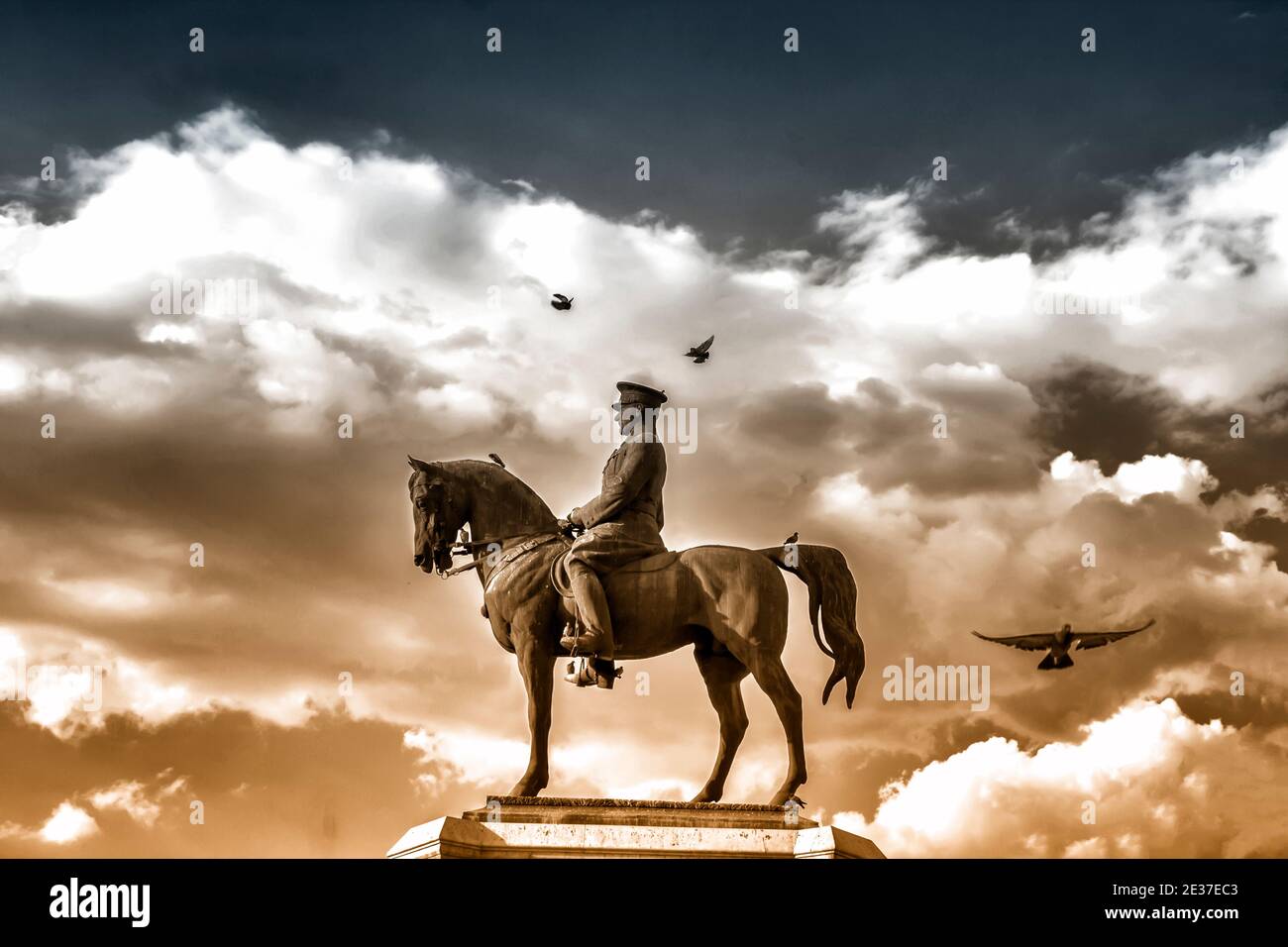 La statue d'Ataturk et les drapeaux nationaux de la Turquie moderne à Ulus - Ankara, Turquie Banque D'Images