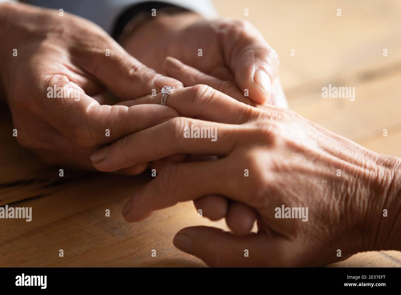 Homme aîné faisant une proposition de mariage à la femme. Banque D'Images