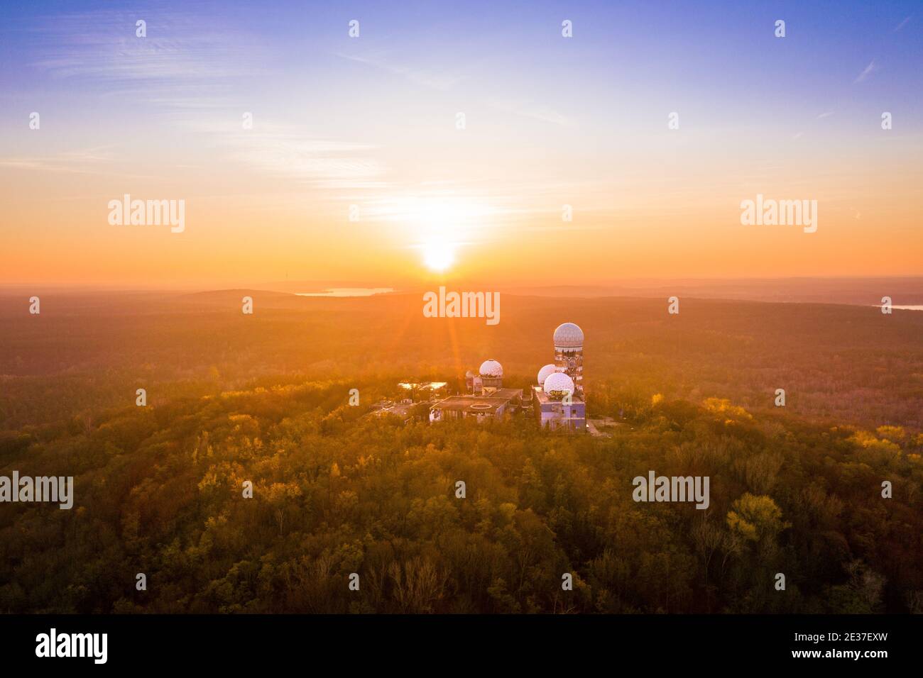 coucher de soleil sur la station de surveillance abandonnée de berlin Banque D'Images