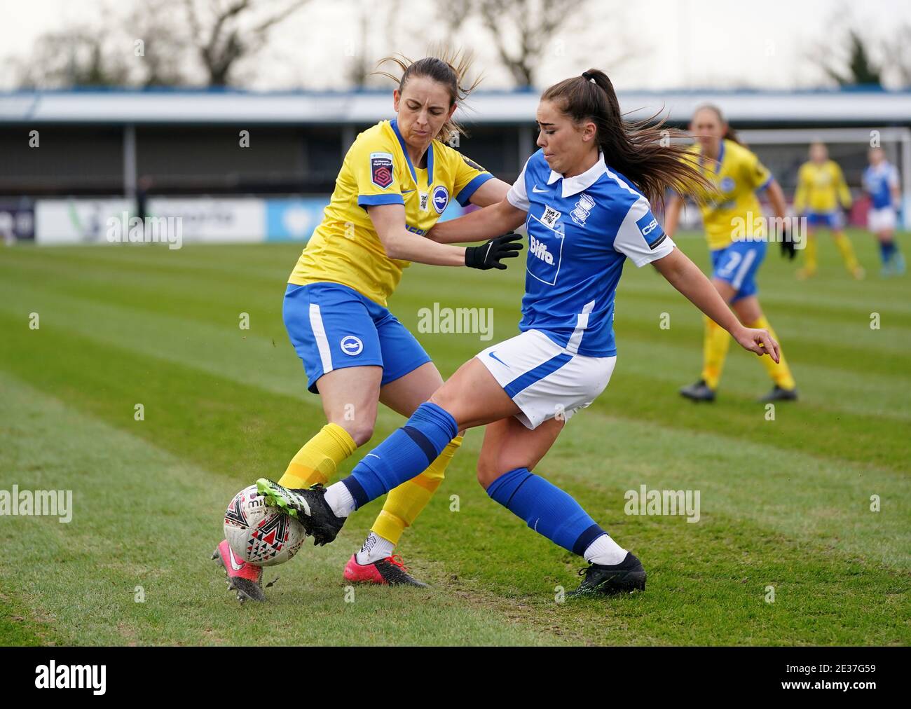 Jamie-Lee Napierand de Birmingham City (à droite) et Brighton et Hove Albion se battent pour le bal lors du match de la Super League des femmes de la FA au SportNation.bet Stadium, à Birmingham. Banque D'Images